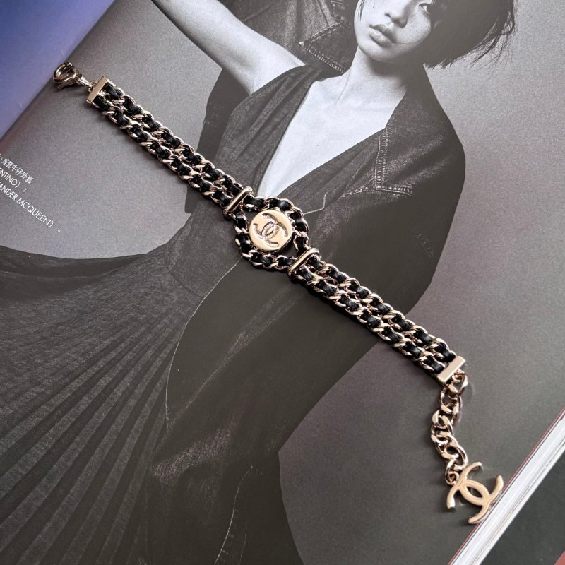 小可愛 ::CHANEL:: 經典皮穿鏈圓形雙C飾釦式手鍊-0