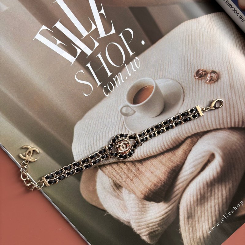 小可愛 ::CHANEL:: 經典皮穿鏈圓形雙C飾釦式手鍊-1