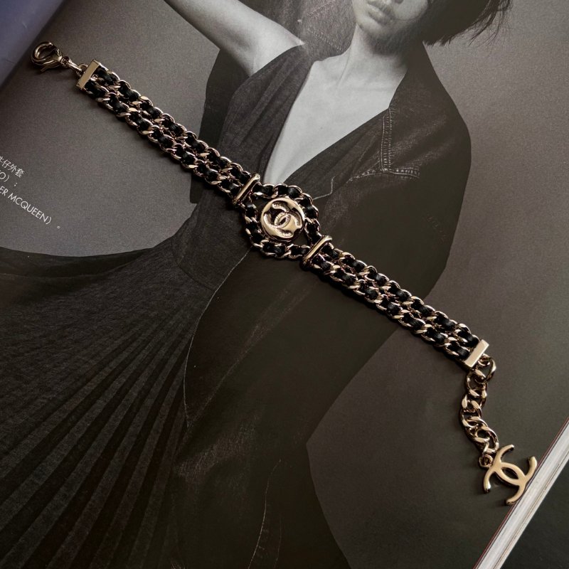 小可愛 ::CHANEL:: 經典皮穿鏈圓形雙C飾釦式手鍊-2
