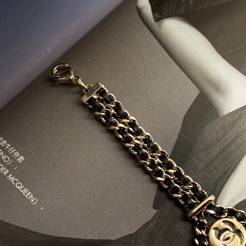 小可愛 ::CHANEL:: 經典皮穿鏈圓形雙C飾釦式手鍊-5