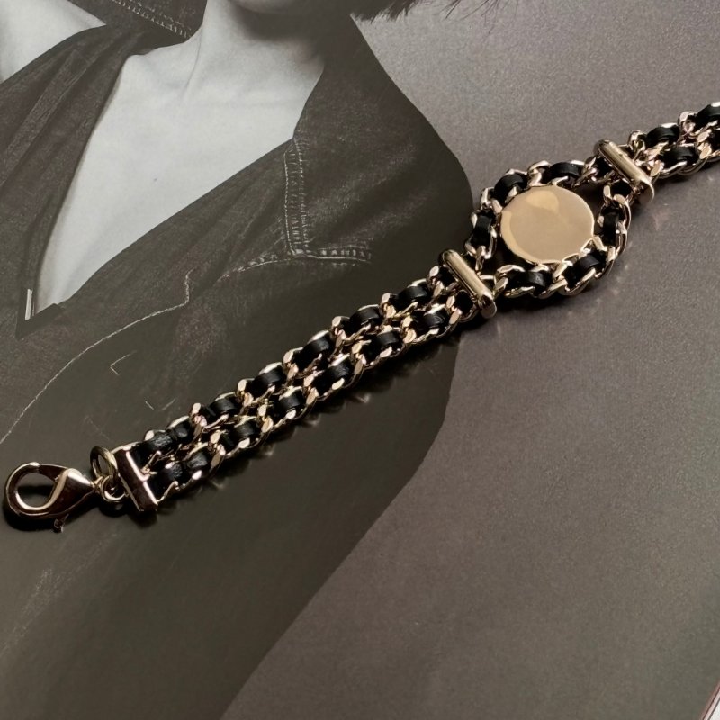 小可愛 ::CHANEL:: 經典皮穿鏈圓形雙C飾釦式手鍊-6