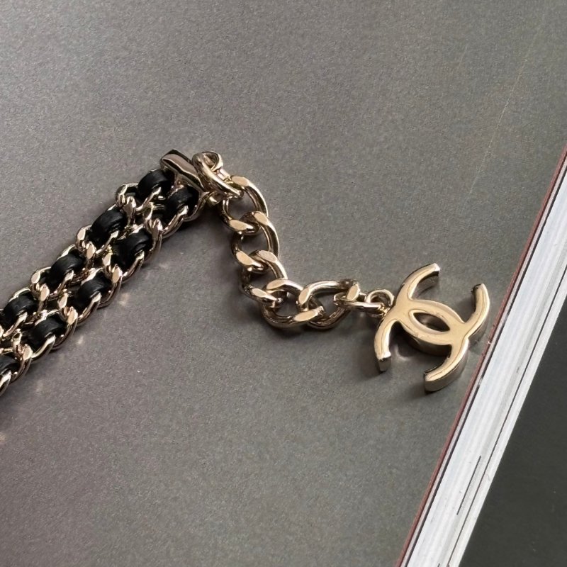 小可愛 ::CHANEL:: 經典皮穿鏈圓形雙C飾釦式手鍊-8