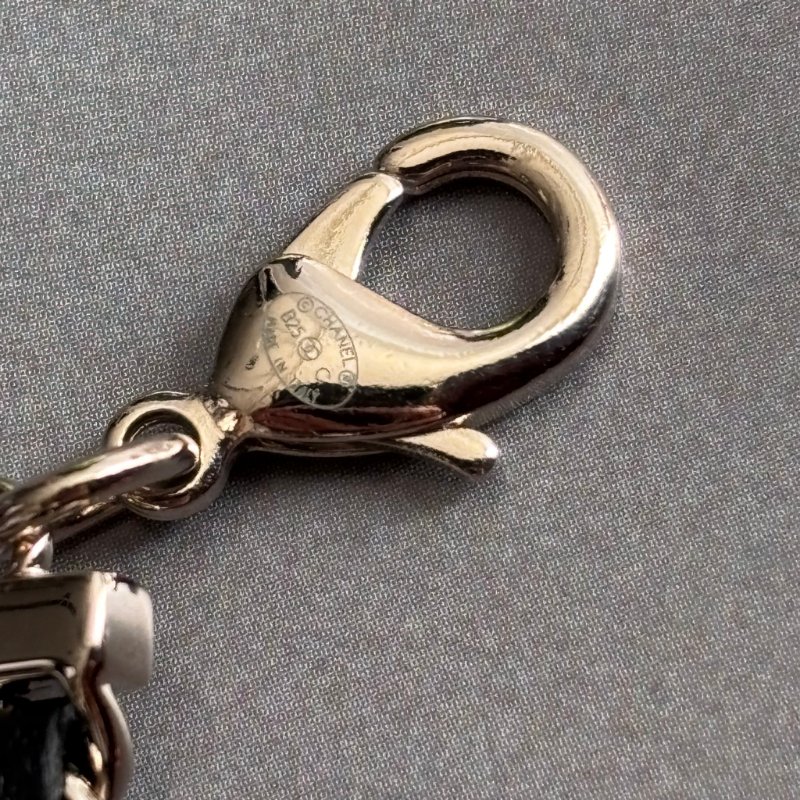 小可愛 ::CHANEL:: 經典皮穿鏈圓形雙C飾釦式手鍊-10