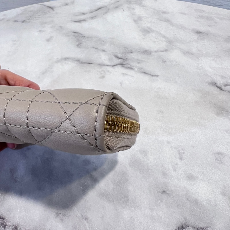 Dior 沙色羊皮金釦LadyDiorVoyageurㄇ拉零錢包-6