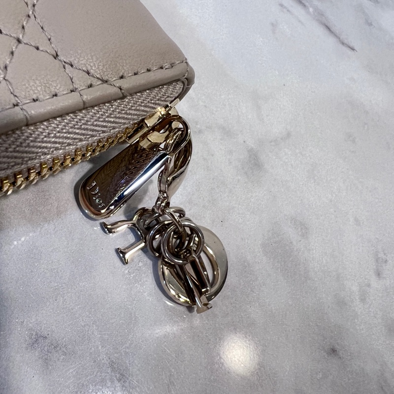 Dior 沙色羊皮金釦LadyDiorVoyageurㄇ拉零錢包-9