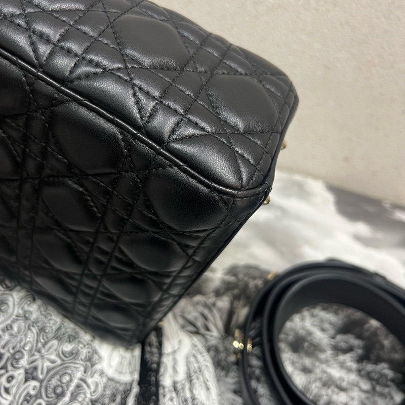 Dior迪奧 戴妃 四格 黑色金扣羊皮 包型立體 內里乾淨  18年編碼 20*17-5