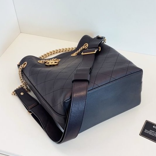 香奈兒/Chanel 黑金牛皮嬉皮水桶包 精緻雙C吊墜鏈條包-6