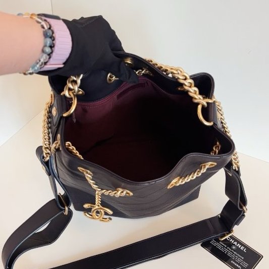 香奈兒/Chanel 黑金牛皮嬉皮水桶包 精緻雙C吊墜鏈條包-10