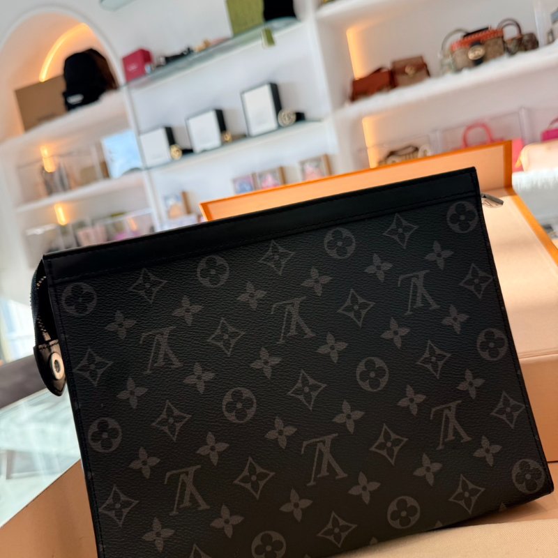 LV M61692 Monogram Eclipse牛皮拉鍊手拿包-1