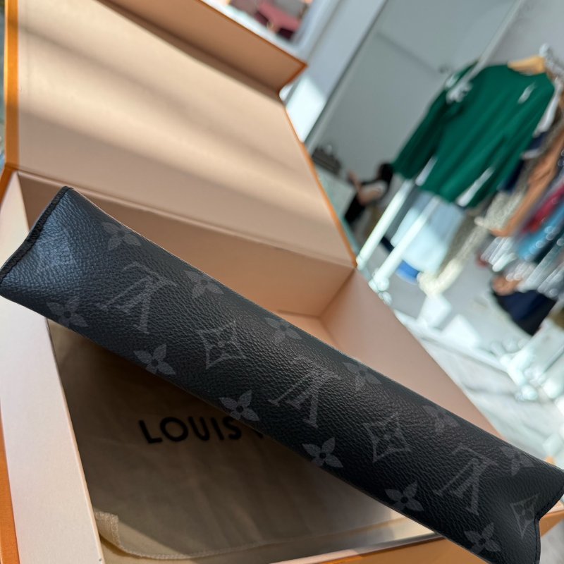 LV M61692 Monogram Eclipse牛皮拉鍊手拿包-2