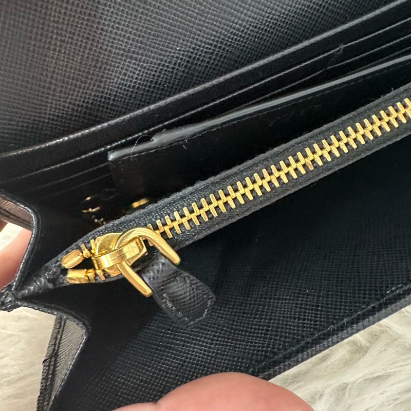 Prada 1MH132 黑色牛皮金釦長夾-26