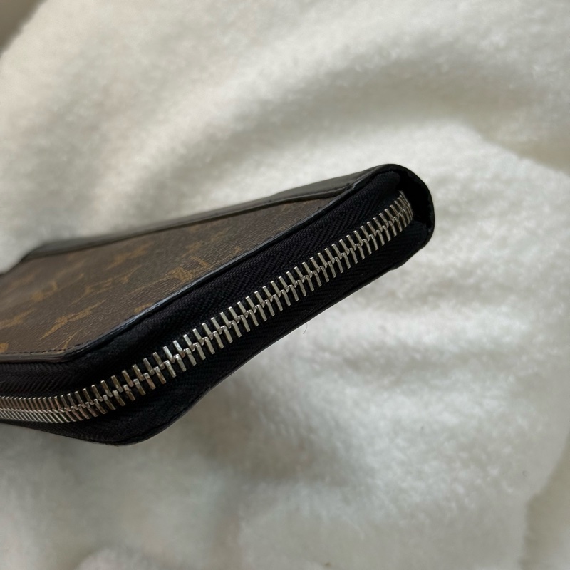 LV Monogram 黑邊旅行拉鍊長夾-2