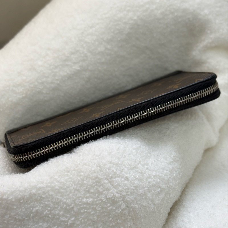 LV Monogram 黑邊旅行拉鍊長夾-3