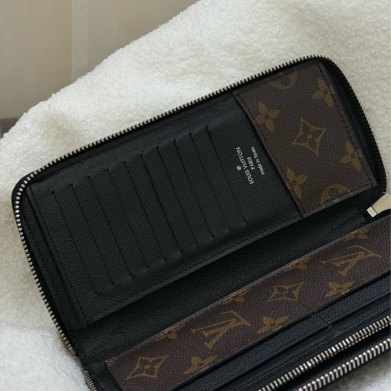 LV Monogram 黑邊旅行拉鍊長夾-8