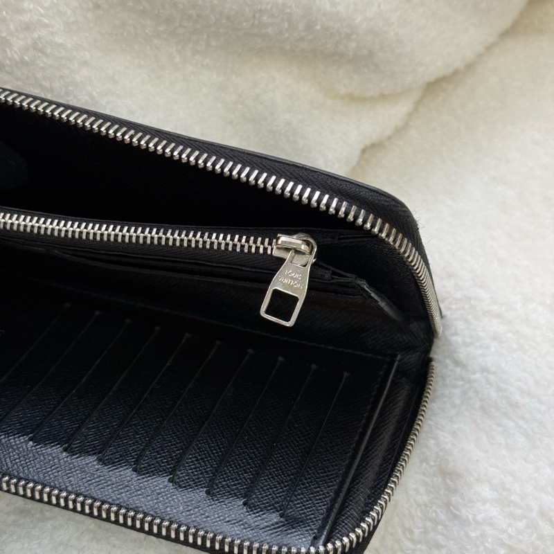 LV Monogram 黑邊旅行拉鍊長夾-10