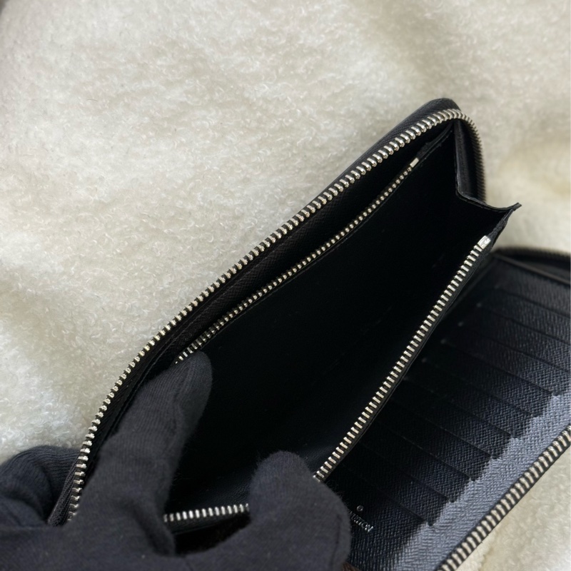 LV Monogram 黑邊旅行拉鍊長夾-11