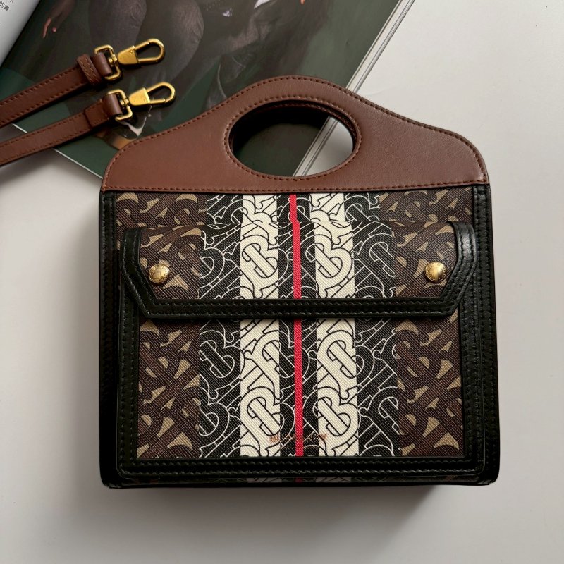 🎉熱賣款 BURBERRY 咖啡色滿版TB Logo 信封包 斜背包-0
