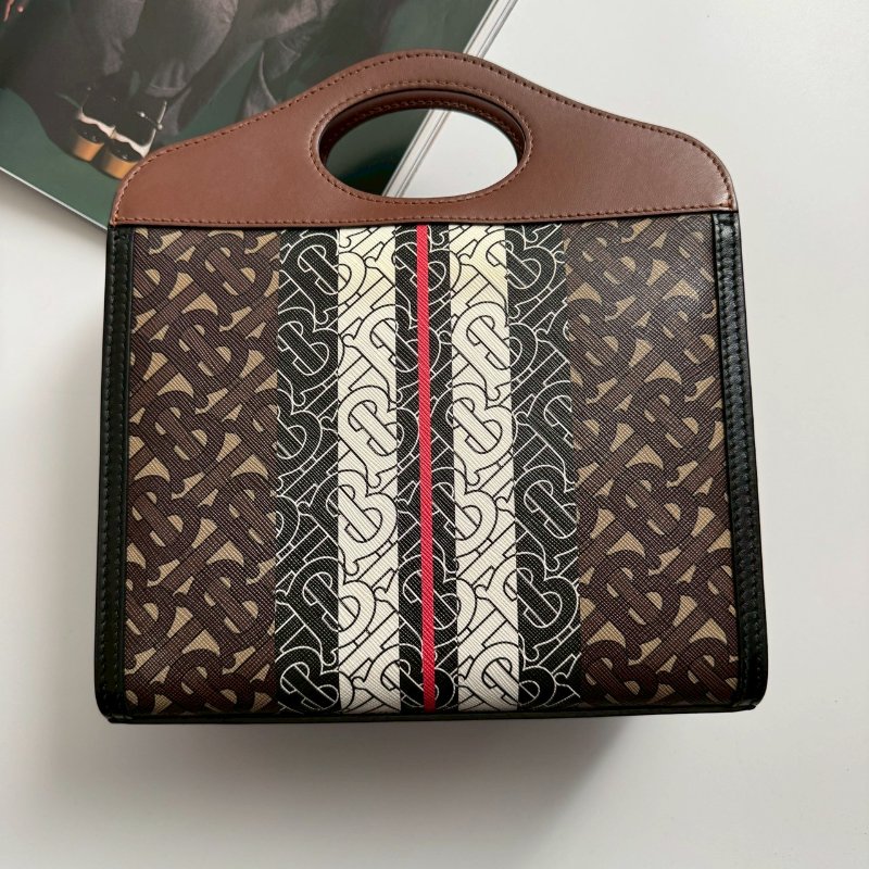 🎉熱賣款 BURBERRY 咖啡色滿版TB Logo 信封包 斜背包-1