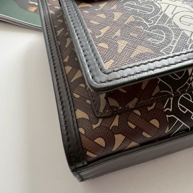 🎉熱賣款 BURBERRY 咖啡色滿版TB Logo 信封包 斜背包-3