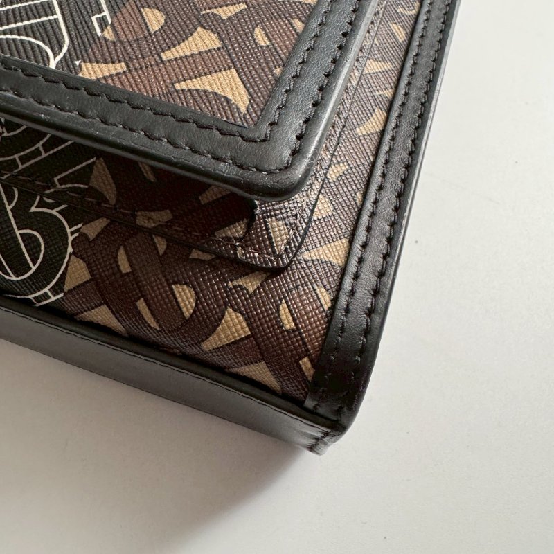 🎉熱賣款 BURBERRY 咖啡色滿版TB Logo 信封包 斜背包-4
