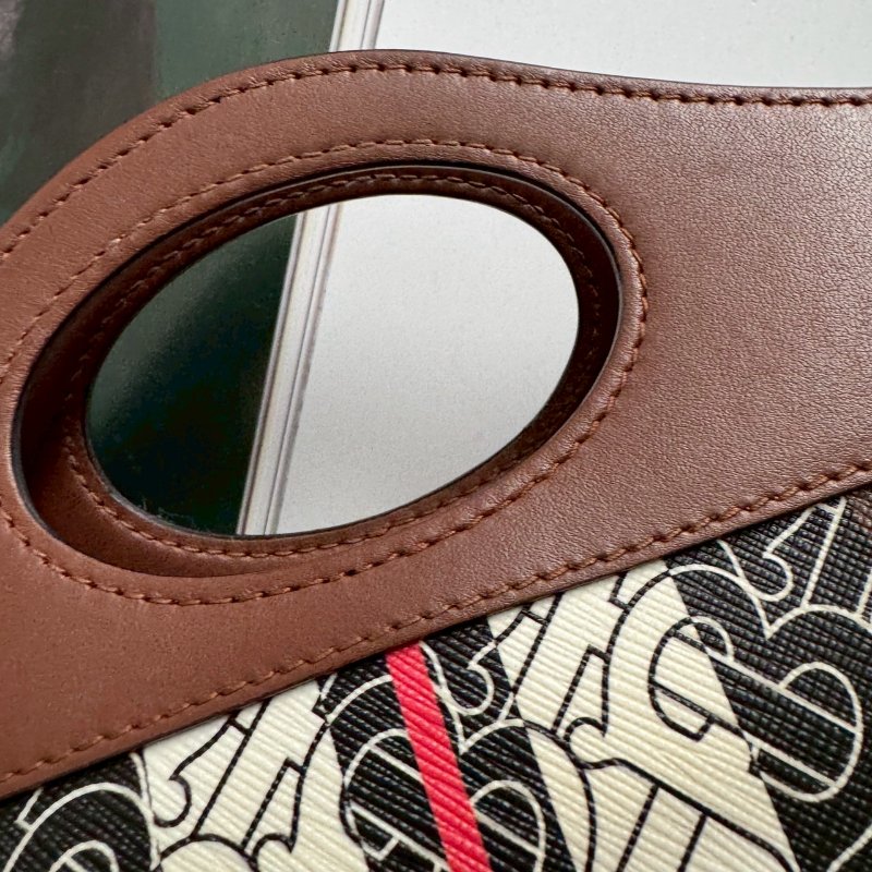 🎉熱賣款 BURBERRY 咖啡色滿版TB Logo 信封包 斜背包-6