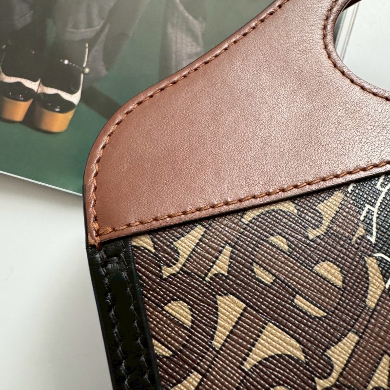 🎉熱賣款 BURBERRY 咖啡色滿版TB Logo 信封包 斜背包-10