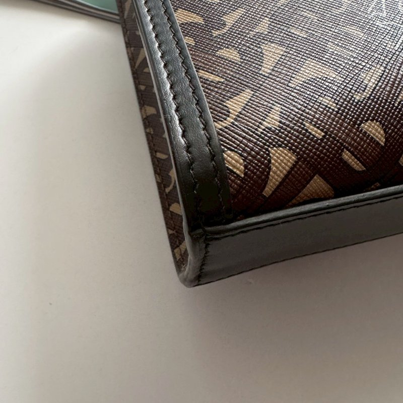 🎉熱賣款 BURBERRY 咖啡色滿版TB Logo 信封包 斜背包-11