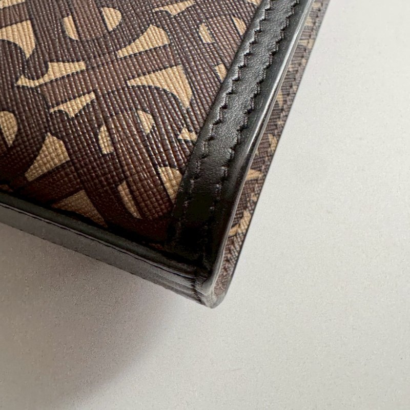 🎉熱賣款 BURBERRY 咖啡色滿版TB Logo 信封包 斜背包-12