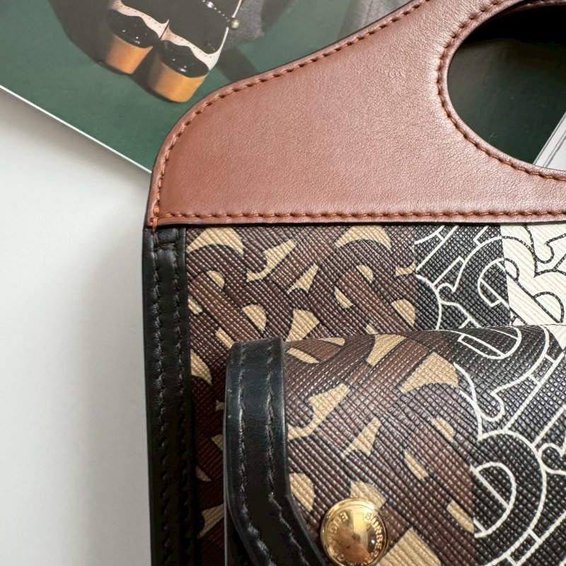 🎉熱賣款 BURBERRY 咖啡色滿版TB Logo 信封包 斜背包-13