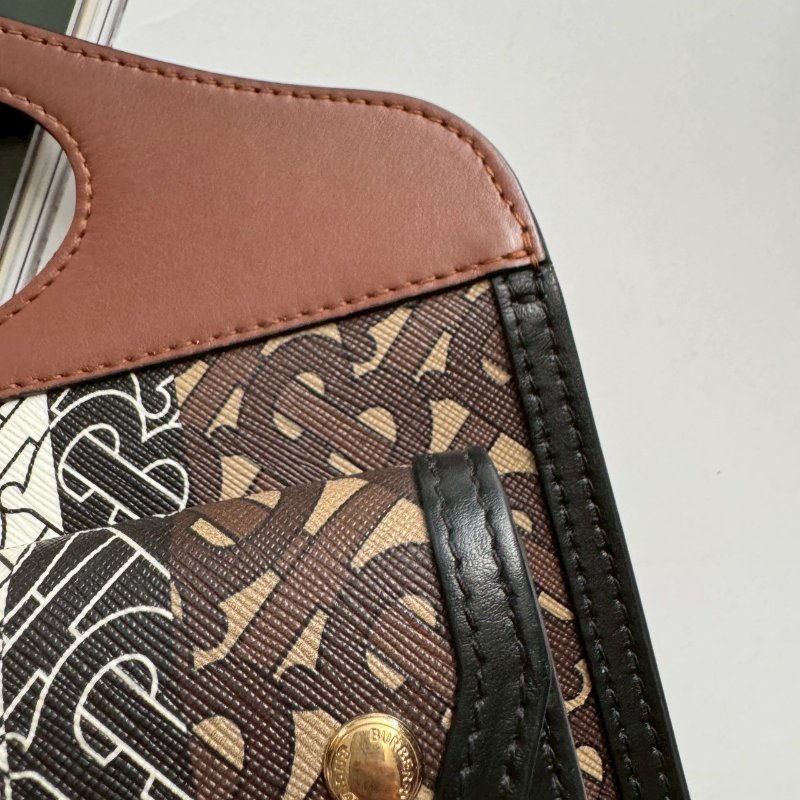 🎉熱賣款 BURBERRY 咖啡色滿版TB Logo 信封包 斜背包-14