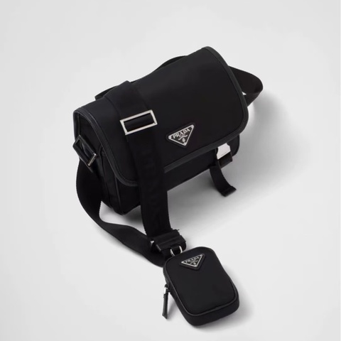 Prada黑尼龍銀三角釦下蓋郵差斜背包