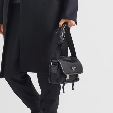 Prada黑尼龍銀三角釦下蓋郵差斜背包-1