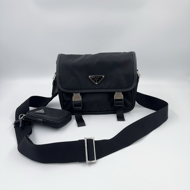 Prada黑尼龍銀三角釦下蓋郵差斜背包-2
