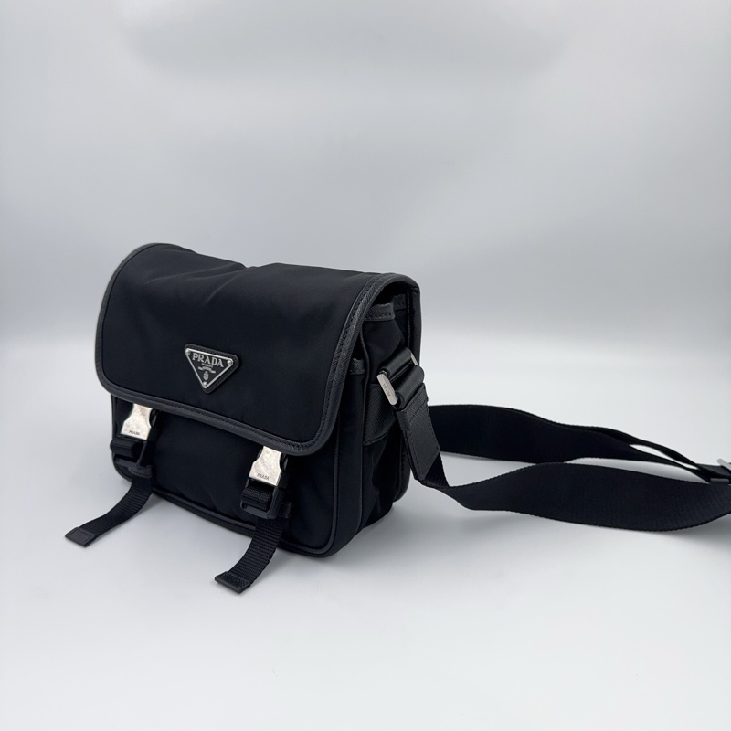 Prada黑尼龍銀三角釦下蓋郵差斜背包-3