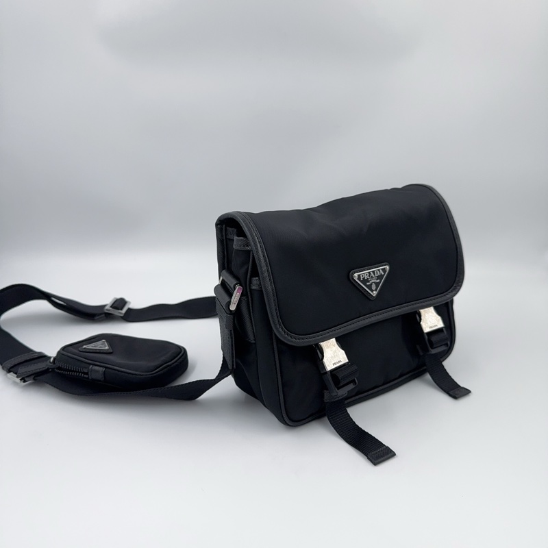 Prada黑尼龍銀三角釦下蓋郵差斜背包-4