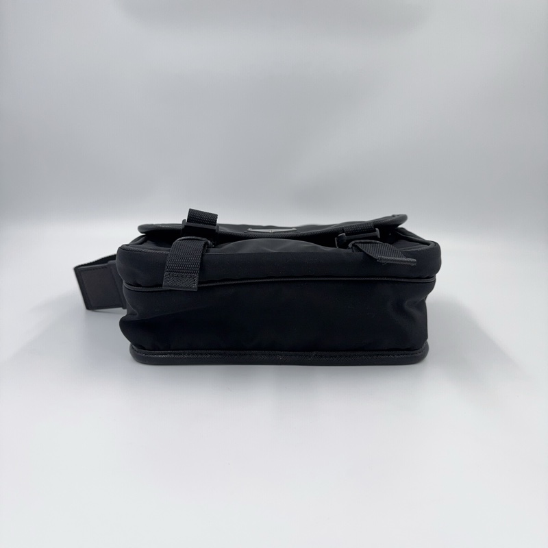 Prada黑尼龍銀三角釦下蓋郵差斜背包-5