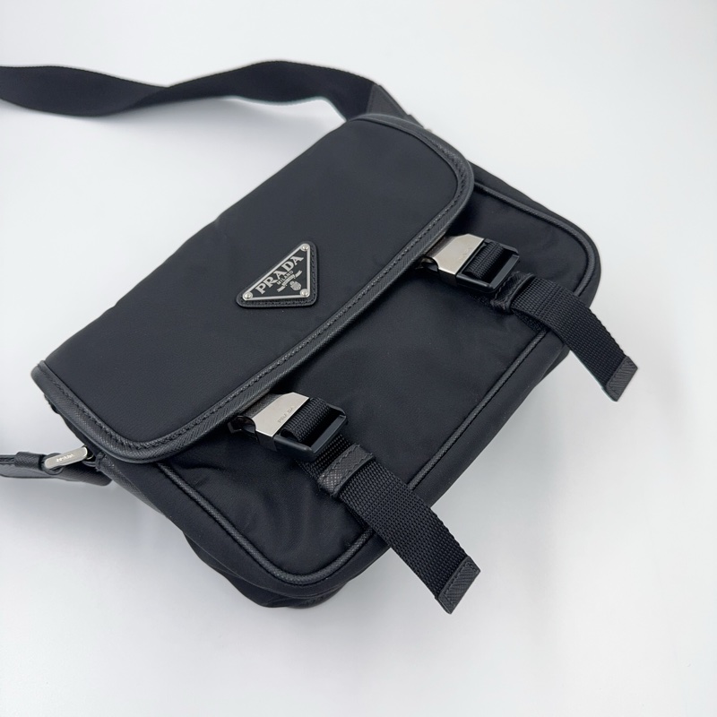 Prada黑尼龍銀三角釦下蓋郵差斜背包-6