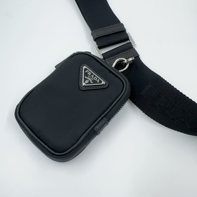 Prada黑尼龍銀三角釦下蓋郵差斜背包-7