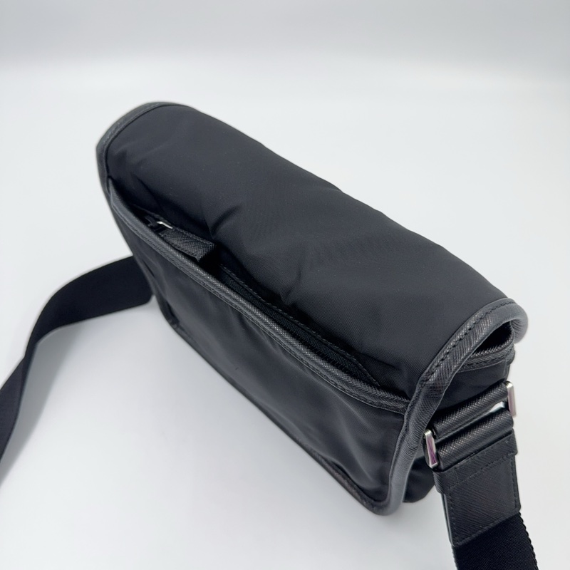 Prada黑尼龍銀三角釦下蓋郵差斜背包-8