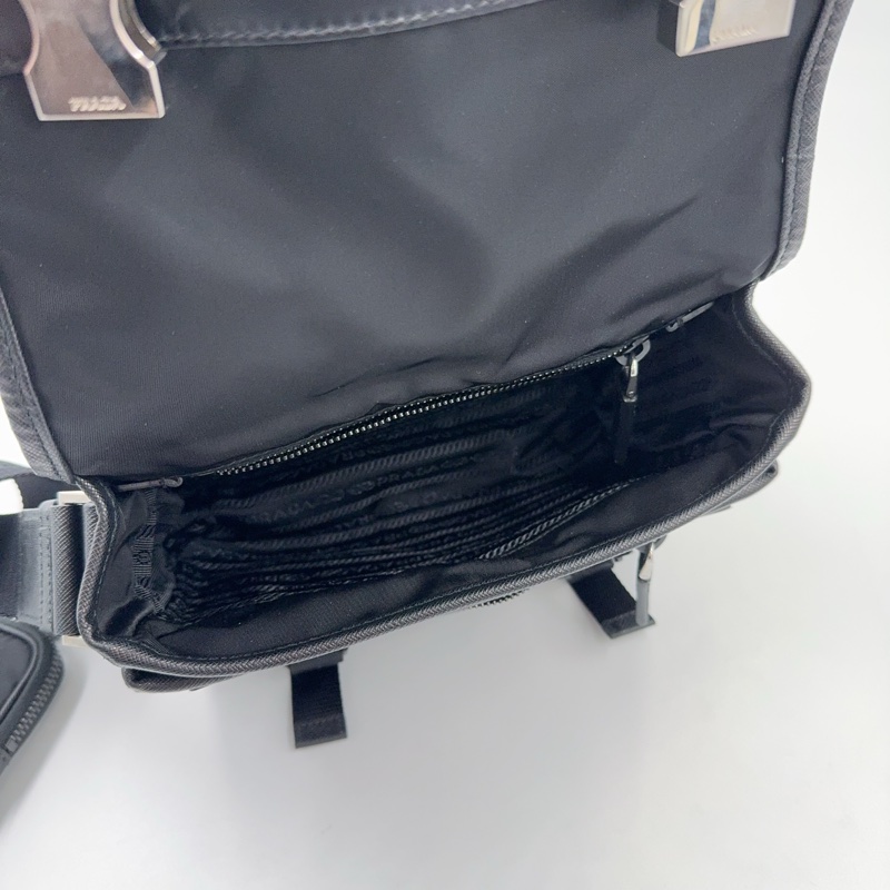 Prada黑尼龍銀三角釦下蓋郵差斜背包-9