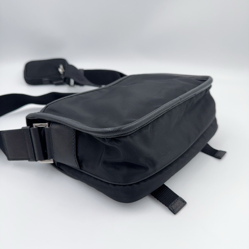 Prada黑尼龍銀三角釦下蓋郵差斜背包-10