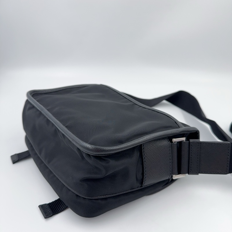 Prada黑尼龍銀三角釦下蓋郵差斜背包-11