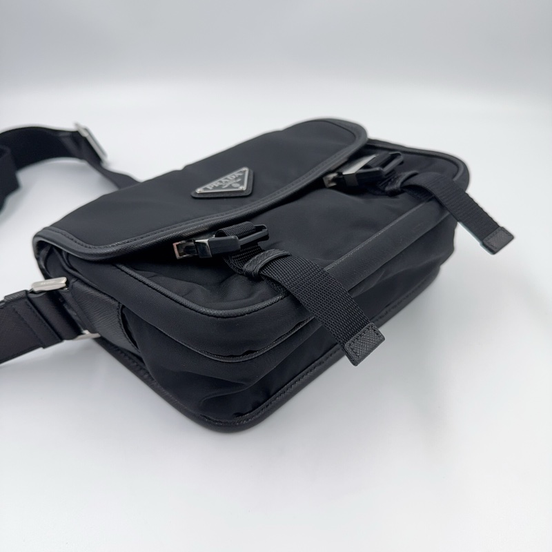 Prada黑尼龍銀三角釦下蓋郵差斜背包-12