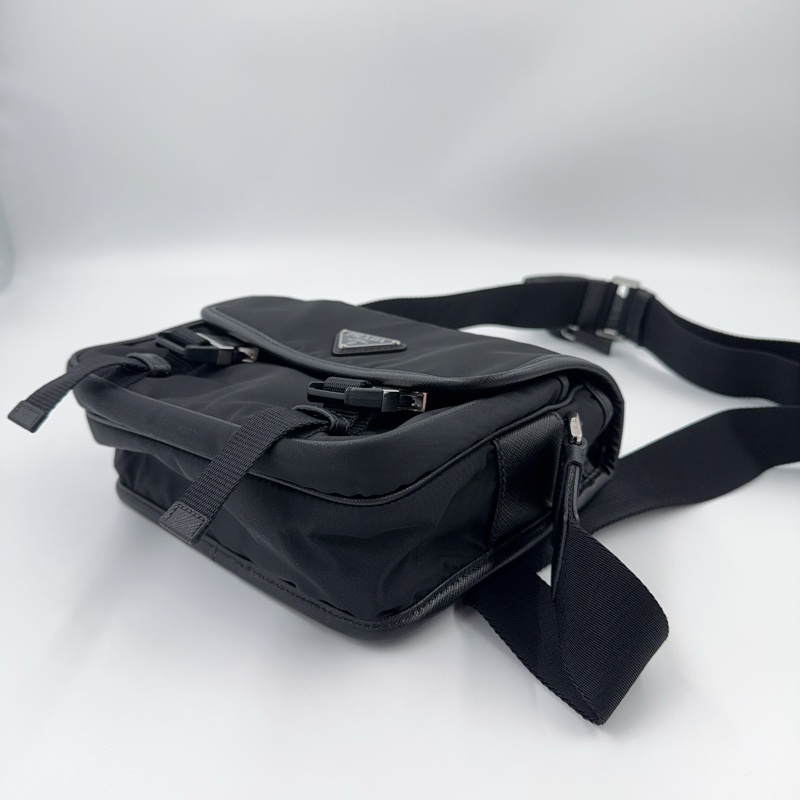 Prada黑尼龍銀三角釦下蓋郵差斜背包-13