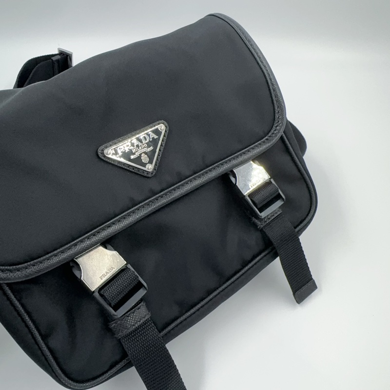 Prada黑尼龍銀三角釦下蓋郵差斜背包-15