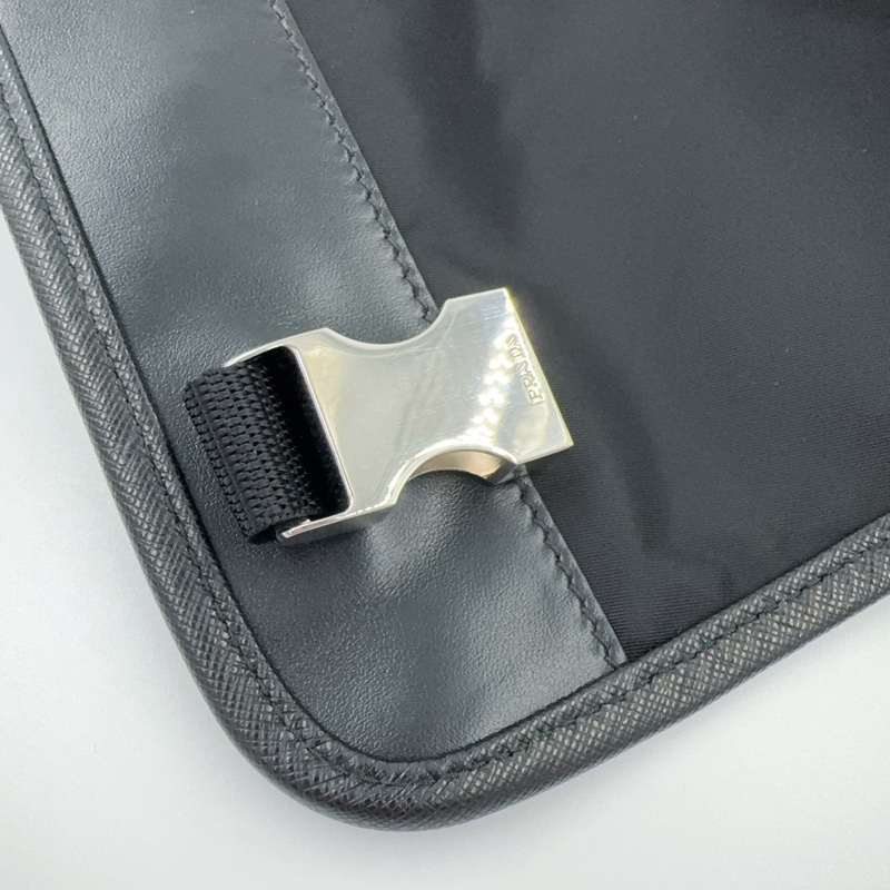 Prada黑尼龍銀三角釦下蓋郵差斜背包-21