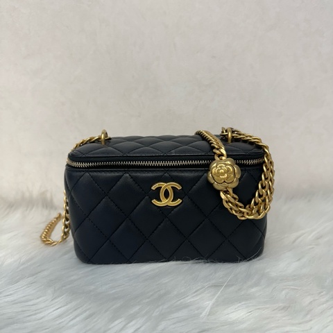 Chanel AP3301 黑羊皮金口山茶花金球斜背包 化妝包