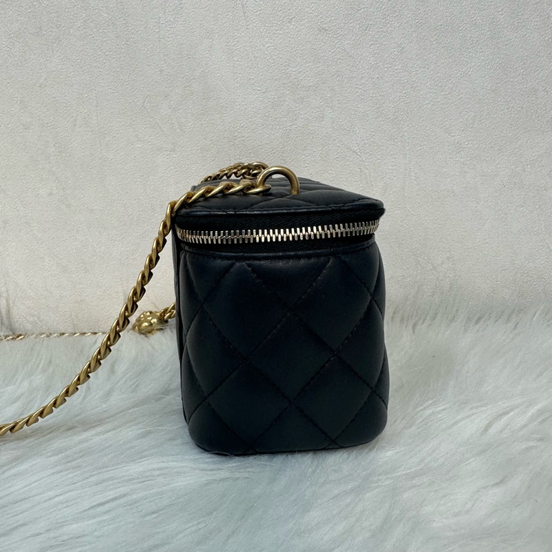 Chanel AP3301 黑羊皮金口山茶花金球斜背包 化妝包-1