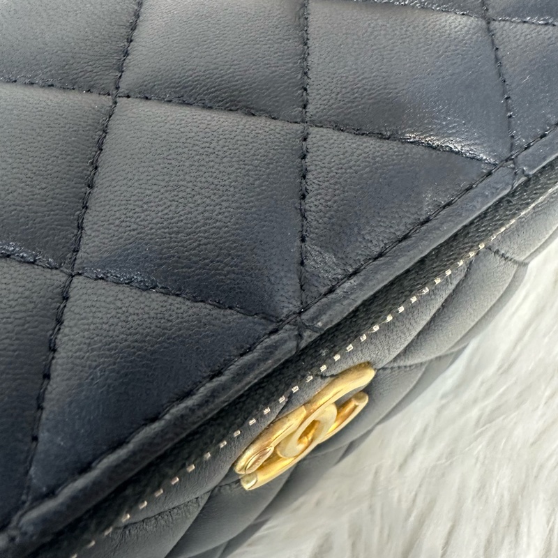 Chanel AP3301 黑羊皮金口山茶花金球斜背包 化妝包-5