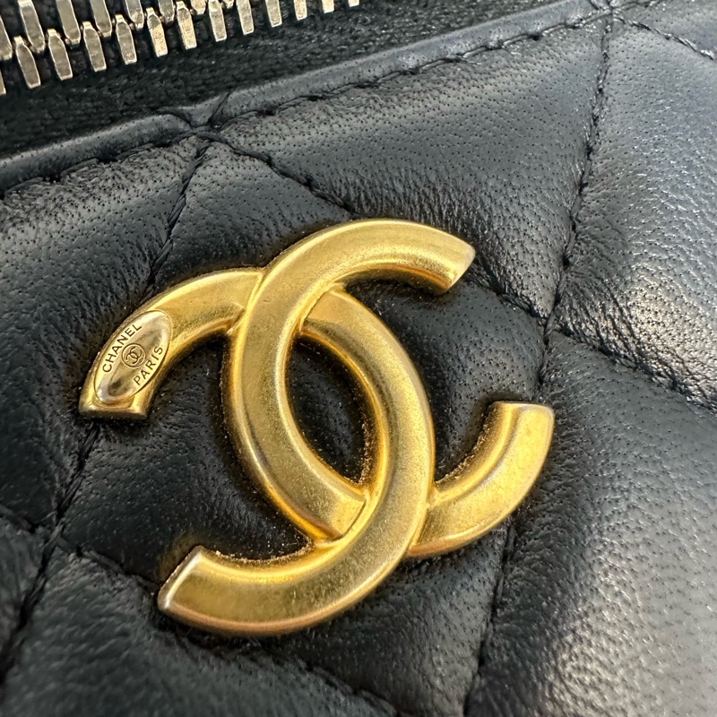 Chanel AP3301 黑羊皮金口山茶花金球斜背包 化妝包-6